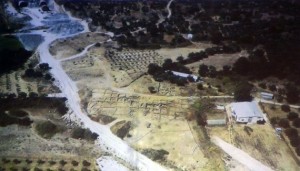 Ελληνιστικός οικισμός της Καλυδώνας πολύ κοντά στην είσοδο της σήραγγας της Καλυδώνας (πάνω αριστερά).